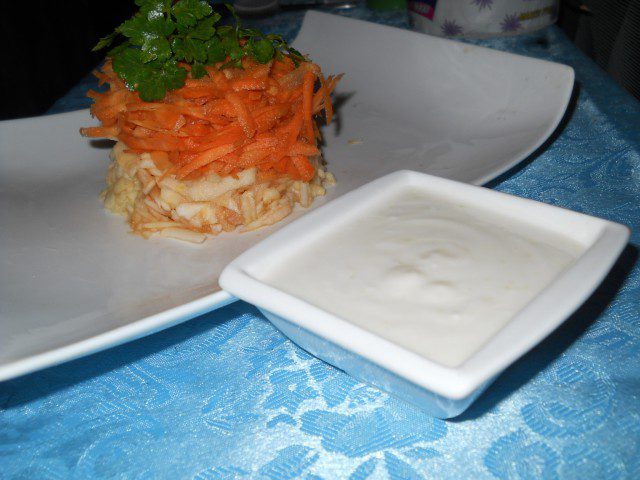 Vitaminska salata sa mlečnim dresingom