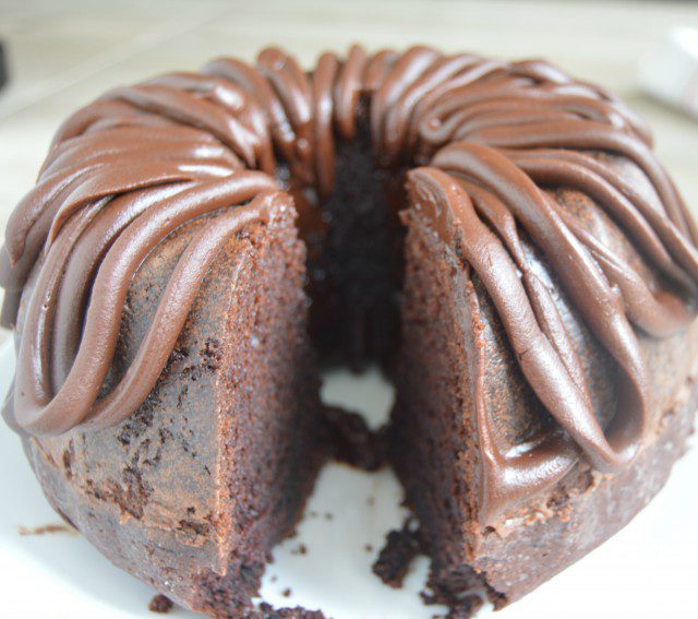 Kakao kolač sa čokoladim ganašem