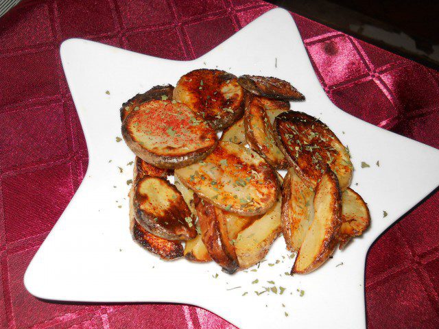 Pikantan krompir sa alevom paprikom u rerni