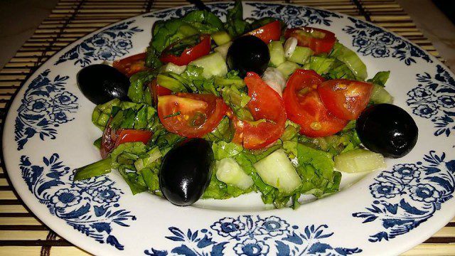 Zelena salata sa paradajzom i krastavcima