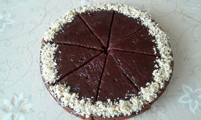 Crni kolač sa kakao prelivom i mlevenim orasima