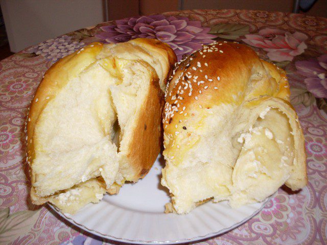 Ukusan hleb sa 2 vrste sira