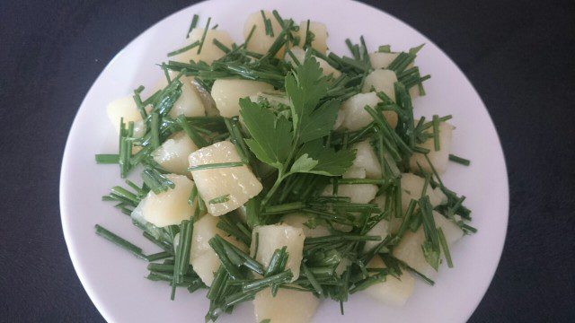 Ukusna krompir salata sa mladim lukom