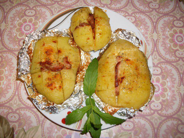Krompir u maslacu sa fileom i topljenim sirom
