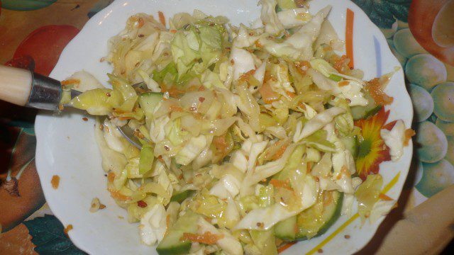 Pikantna zagrejana salata od kupusa