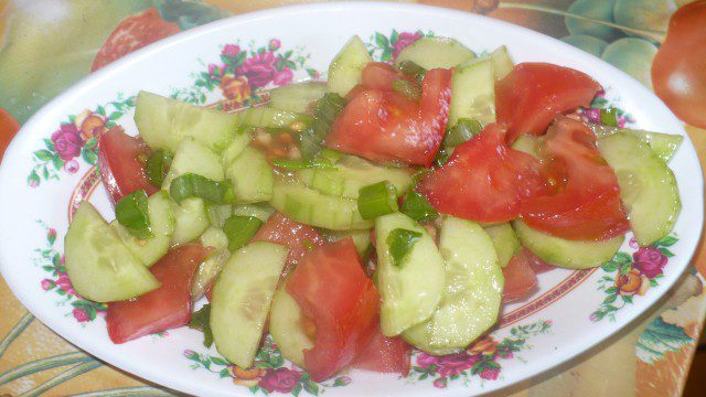 Brza salata sa paradajzom i krastavcima