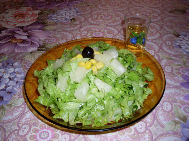 Zelena salata sa ananasom i kukuruzom