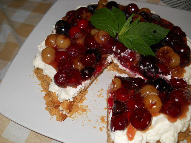 Keks torta sa maskarponeom, višnjama i trešnjama