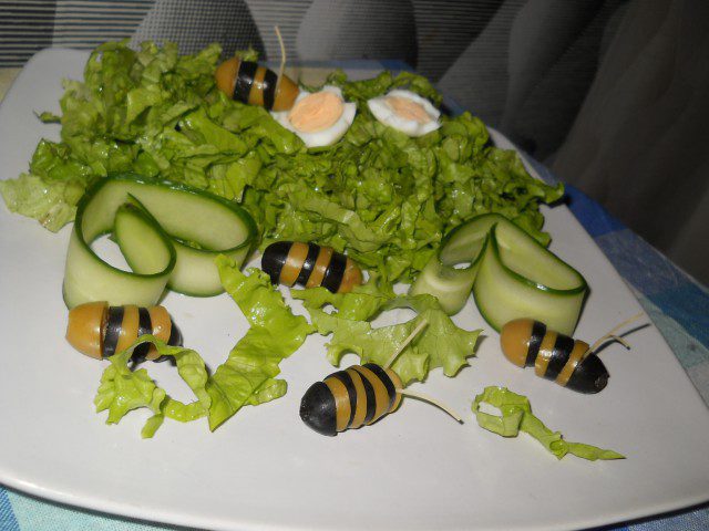 Sveža salata sa pčelicama od maslina