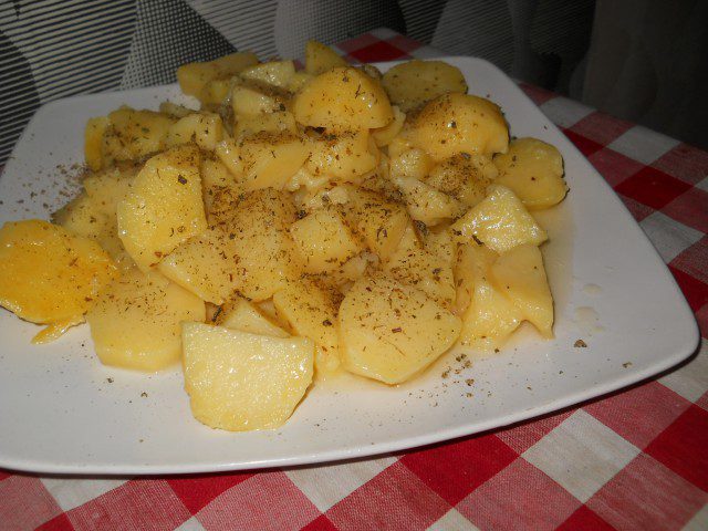 Dinstani krompir sa maslacem i bugarskim lukom