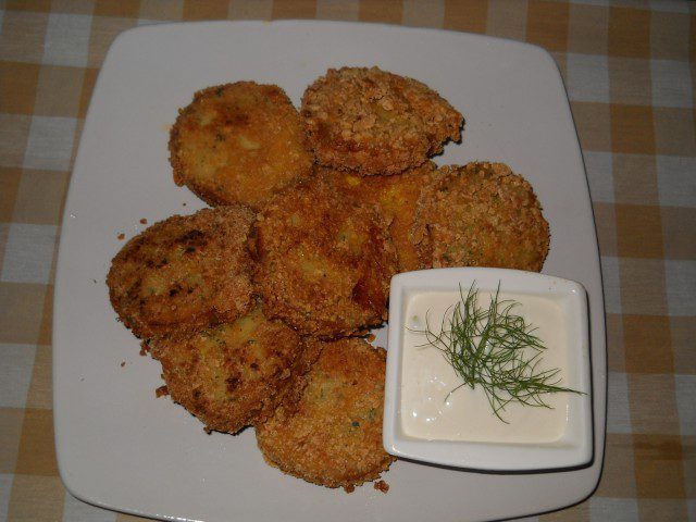Ćuftice od krompira sa kornfleksom i sosom od belog luka