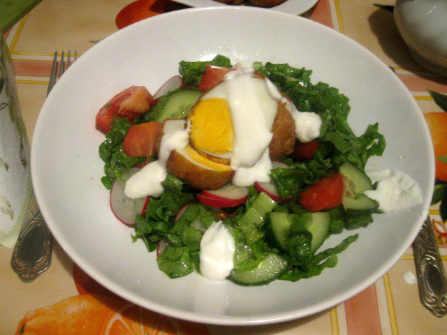 Pohovana jaja na salati sa sosom od belog luka