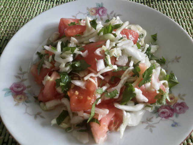 Salata od svežeg kupusa, paradajza i svežih začina