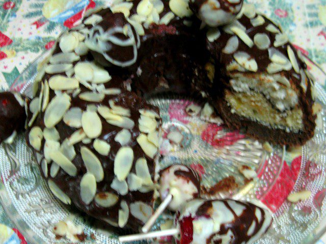 Trobojni kolač sa tri ukusa i čokoladnim jagodama