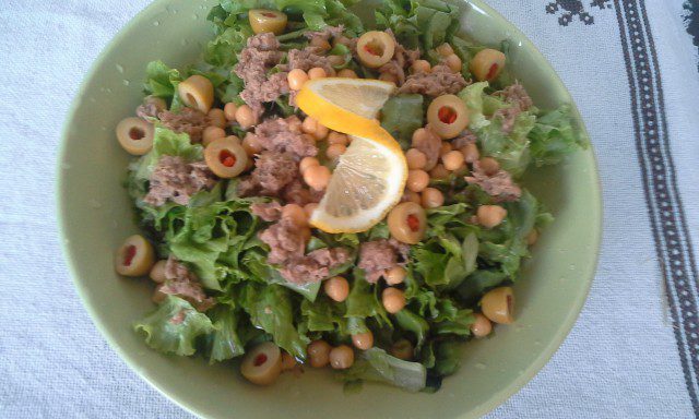 Zelena salata sa tunjevinom, leblebijama i maslinama s paprikom