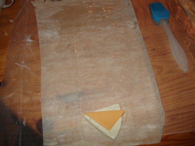 Pohovani topljeni sir u korama za pitu