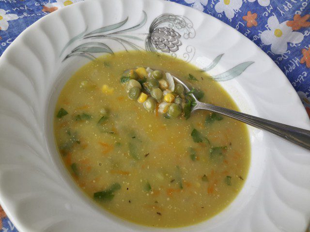Supa od kukuruza, graška, šargarepe i luka