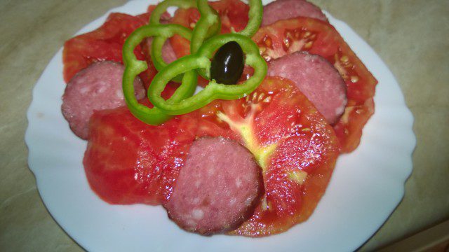 Salata sa paradajzom i italijanskom salamom