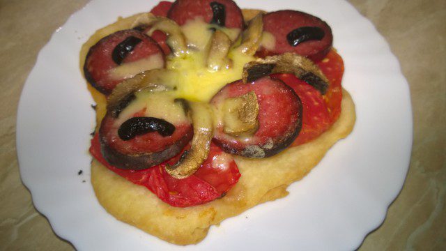 Mini pice sa italijanskom salamom i pečurkama