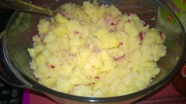 Krompir salata sa crvenim lukom