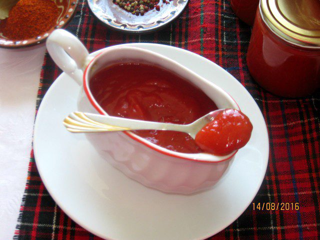 Domaći kečap sa svežim paradajzom