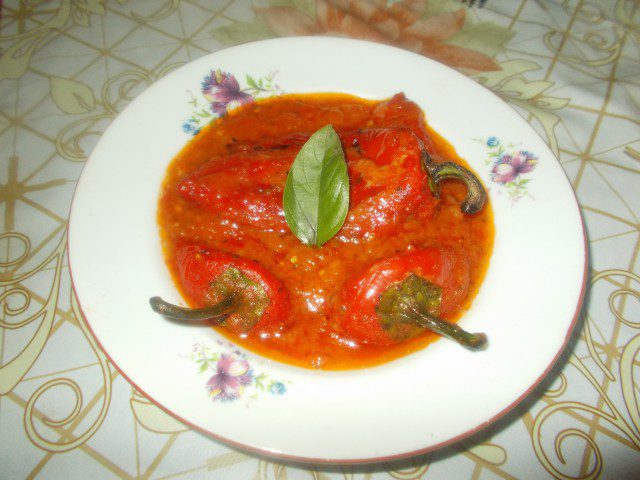 Pržene paprike sa paradajz sosom i bosiljkom