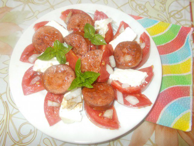 Letnja salata od paradajza sa kobasicom