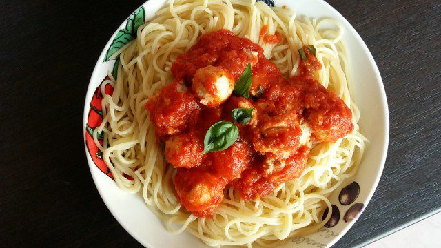 Špageti s lopticama od rikote i paradajzom