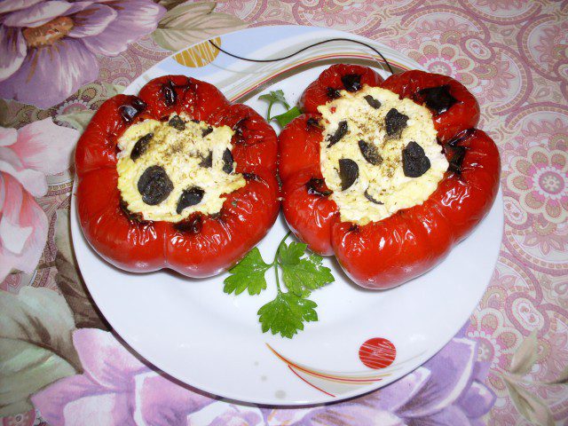 Paradajz-paprike punjene sitnim sirom i maslinama