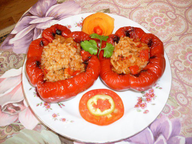 Ukusne paradajz-paprike sa dinstanim pirinčem