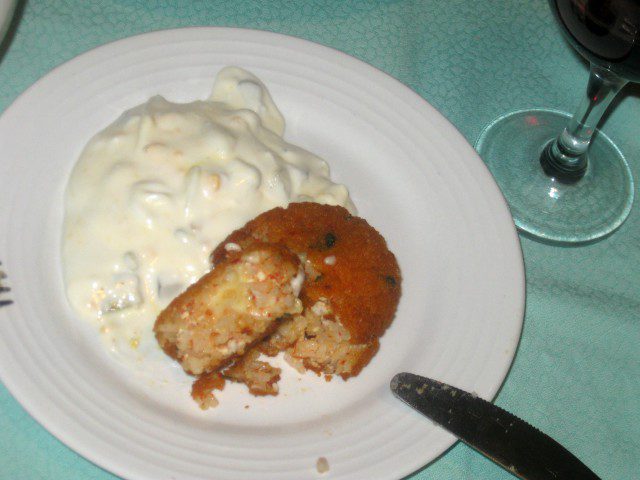 Pirinčane ćuftice sa surimi štapićima i tartar sosom