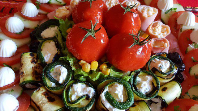 Kombinovana salata s lažnim paradajzom od tabule