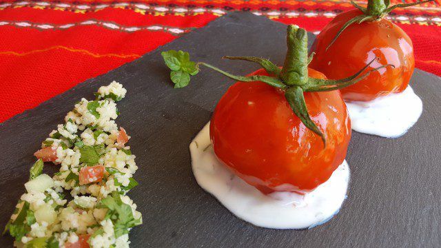 Kombinovana salata s lažnim paradajzom od tabule