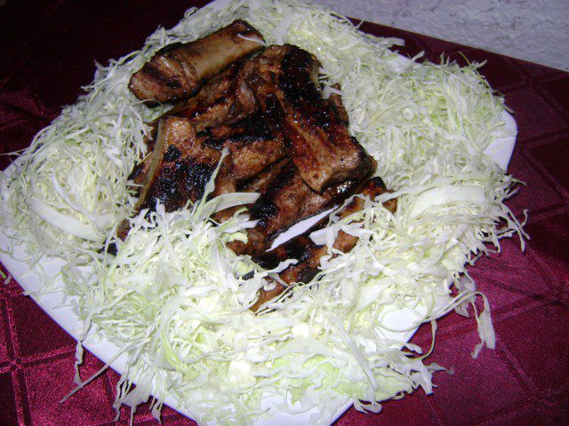 Glazirana svinjska rebra sa kupus salatom