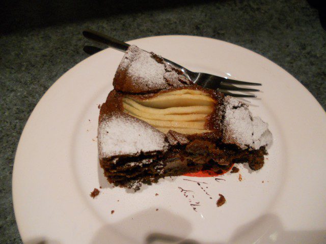 Čokoladna torta sa bademom i kruškama