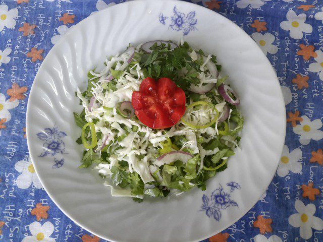 Salata od kupusa sa zelenom salatom i paprikama