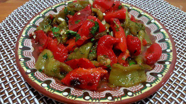 Salata od paprika i belog luka