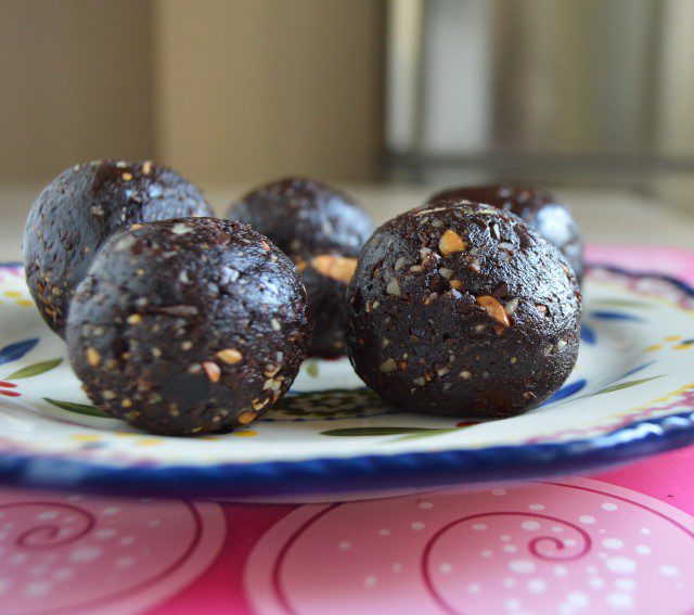 Sirove čokoladne loptice sa orašastim plodovima i urmama