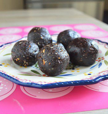 Sirove čokoladne loptice sa orašastim plodovima i urmama