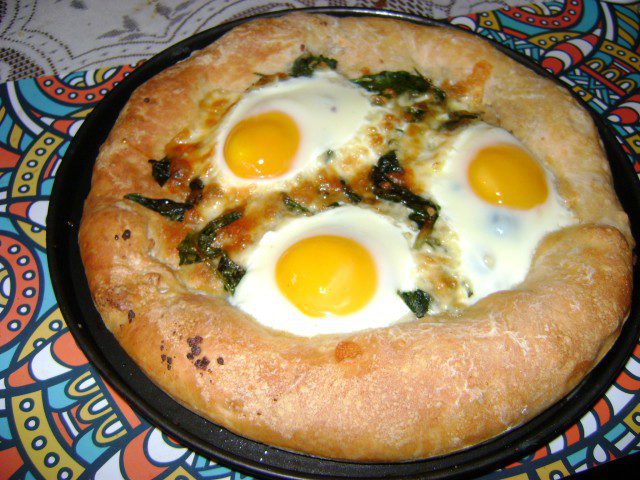 Garnirana pogača sa spanaćem i jajima na oko