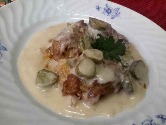 Jagnjetina s kiselim krastavčićima i sosom