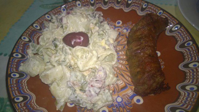 Salata od makarona sa piletinom i sudžukom