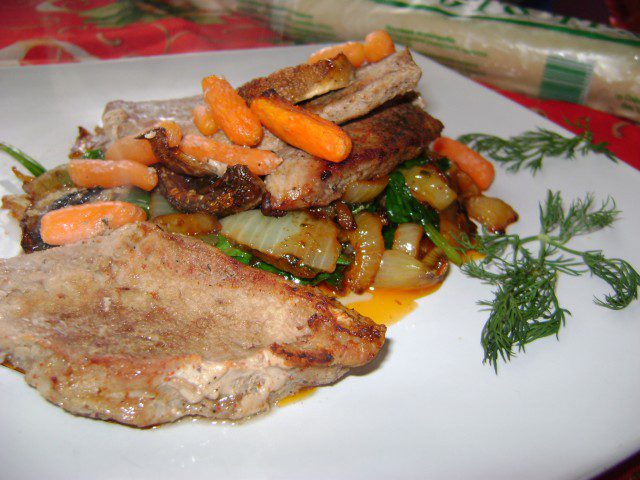 Pečena svinjetina na kanapeu od povrća