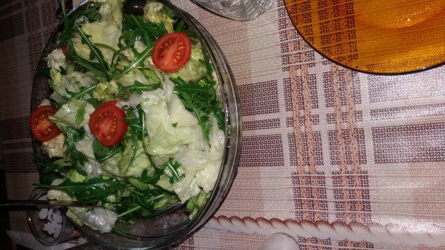 Zelena salata sa rukolom i ajsberg salatom