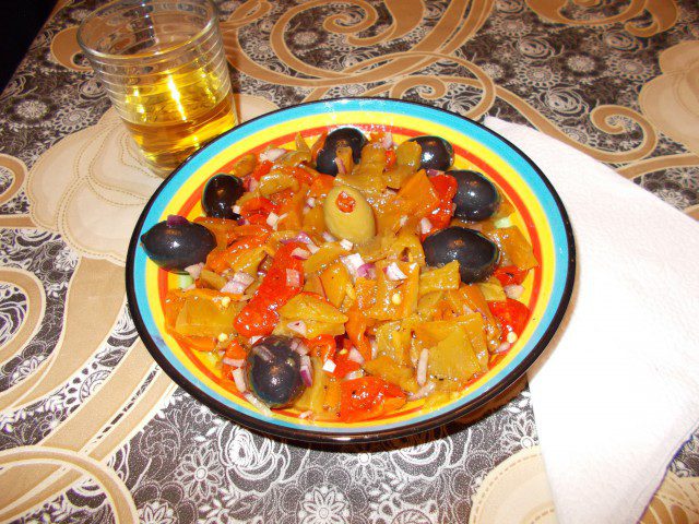 Salata od pečenih paprika, crvenog luka i maslina