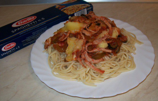 Špagete sa pilećim fileom i sosom od paradajza