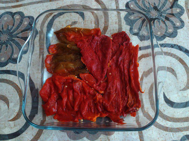Poređane paprike sa mlevenim mesom i pirinčem