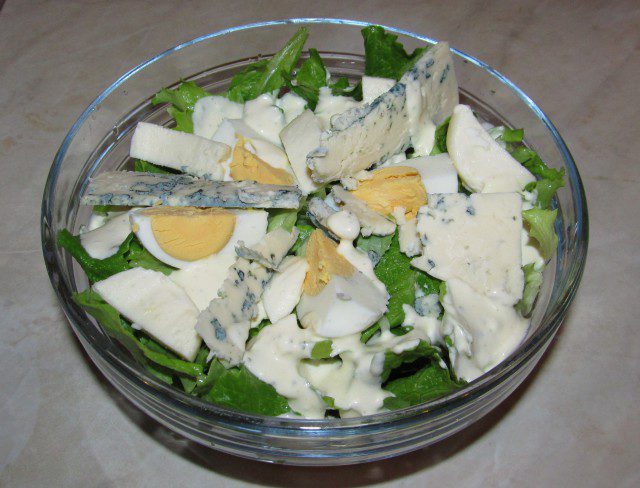 Zelena salata sa mocarelom i rokforom