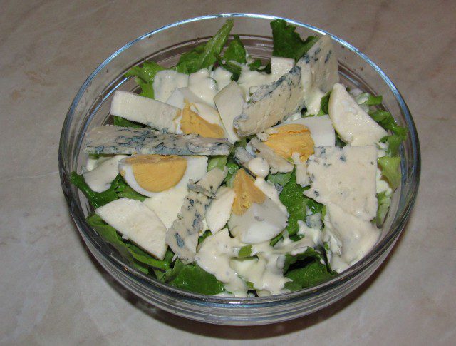 Zelena salata sa mocarelom i rokforom