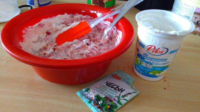 Brza salata sa pečenim paprikama i jogurtom